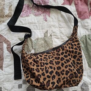 medium crescent leopard print baggu with key leash